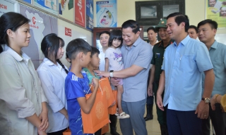 Chủ tịch UBND tỉnh Vương Quốc Tuấn động viên, tặng quà Nhân dân bị ảnh hưởng do lũ lụt tại xã Tam Giang